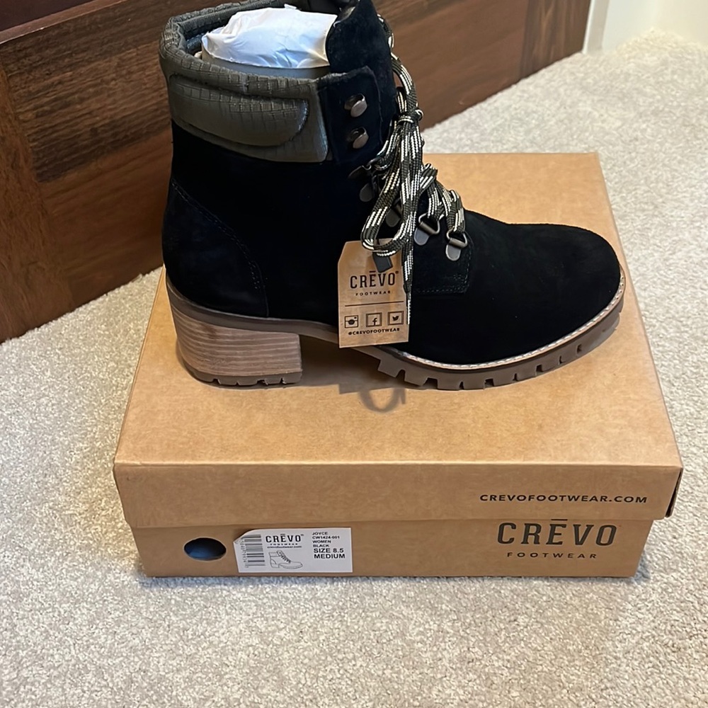 NIB Crevo women’s booth 8.5M Black suede